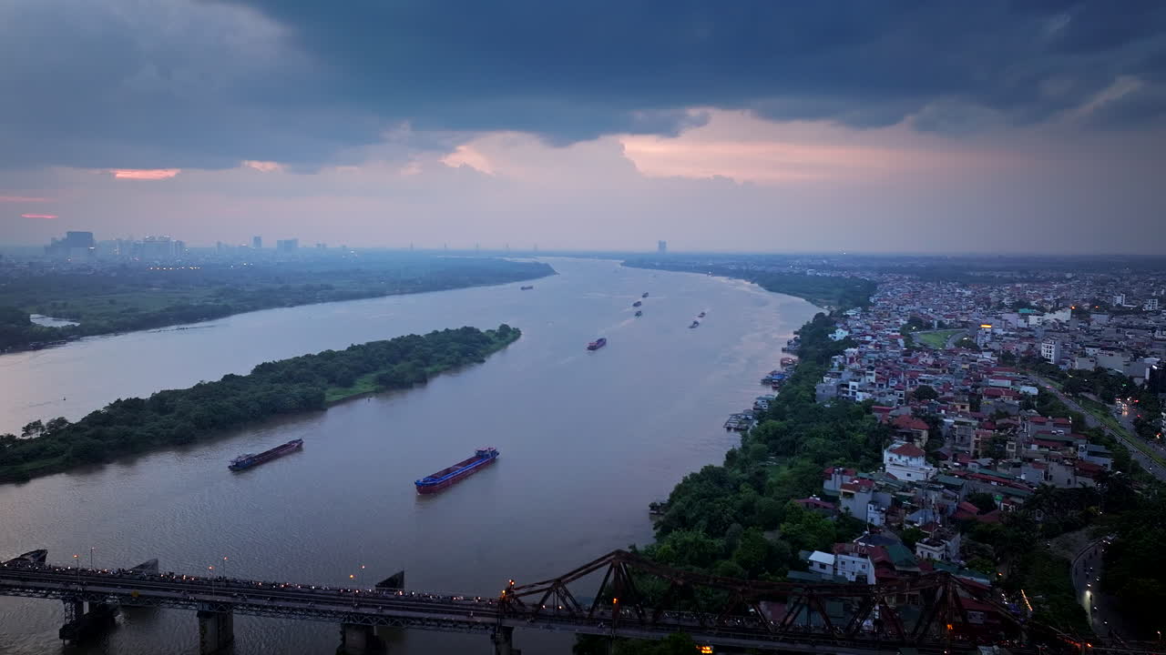 롱비엔 다리의 교통과 홍강 항해, 하노이, 황혼 공중