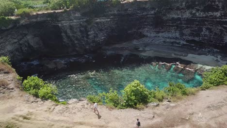 vista aérea de la playa rota en la isla de nusa penida.