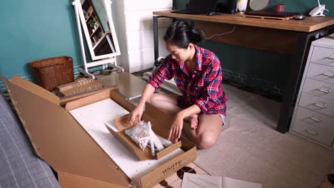 mujer montando muebles en el hogar