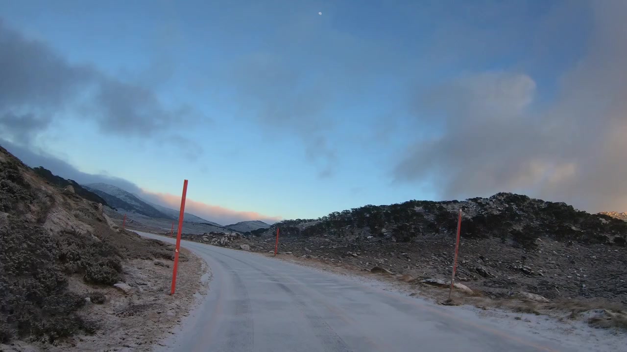 Guida POV a Charlotte Pass nella neve, Parco Nazionale Kosciusko, Nuovo Galles del Sud.