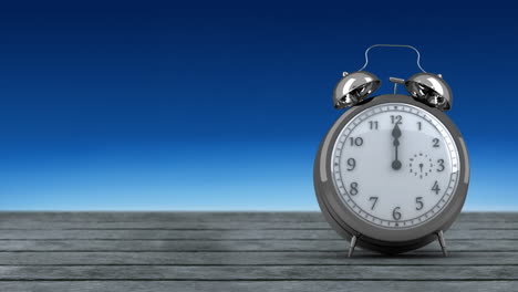 reloj despertador en una cubierta de madera