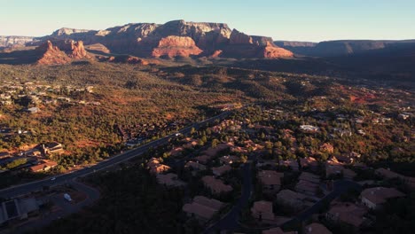 Vista-Aérea-Del-Amanecer-Sobre-Sedona,-Arizona,-Estados-Unidos,-Colinas-Y-Valle-De-Roca-Roja,-Disparo-De-Drone