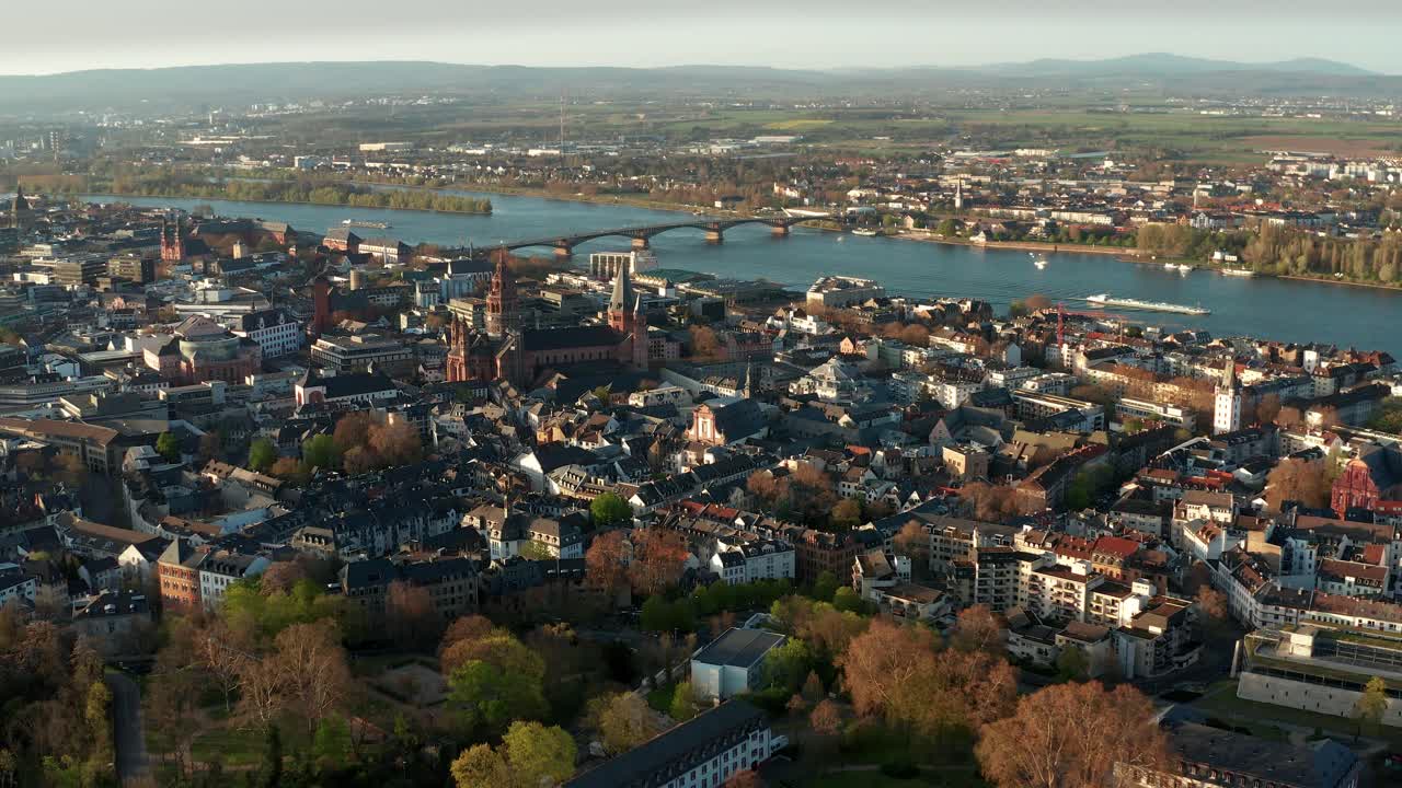 tomas aéreas de drones de mainz en un cálido día de primavera que muestran el río azul en la parte de atrás y la iglesia de la catedral en el medio