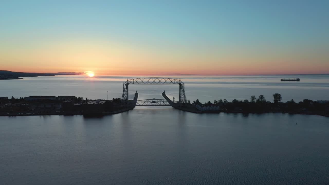 미네소타 주 슈피리어 덜루스 호수의 무인 항공기 비행 샷