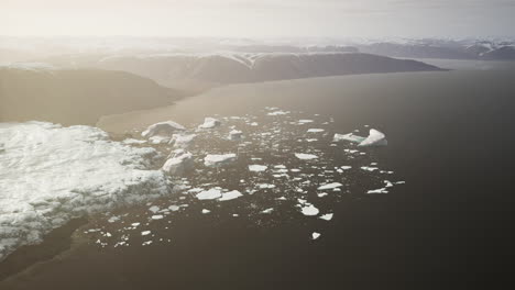 Icebergs-En-El-Lago-Debajo-De-La-Montaña-Y-El-Glaciar