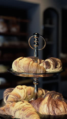 close up de croissants recién horneados en exhibición en una panadería