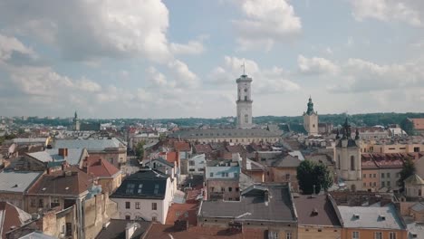imágenes aéreas de drones de la ciudad europea de lviv, ucrania. vuelo sobre la popular parte antigua de la ciudad vieja