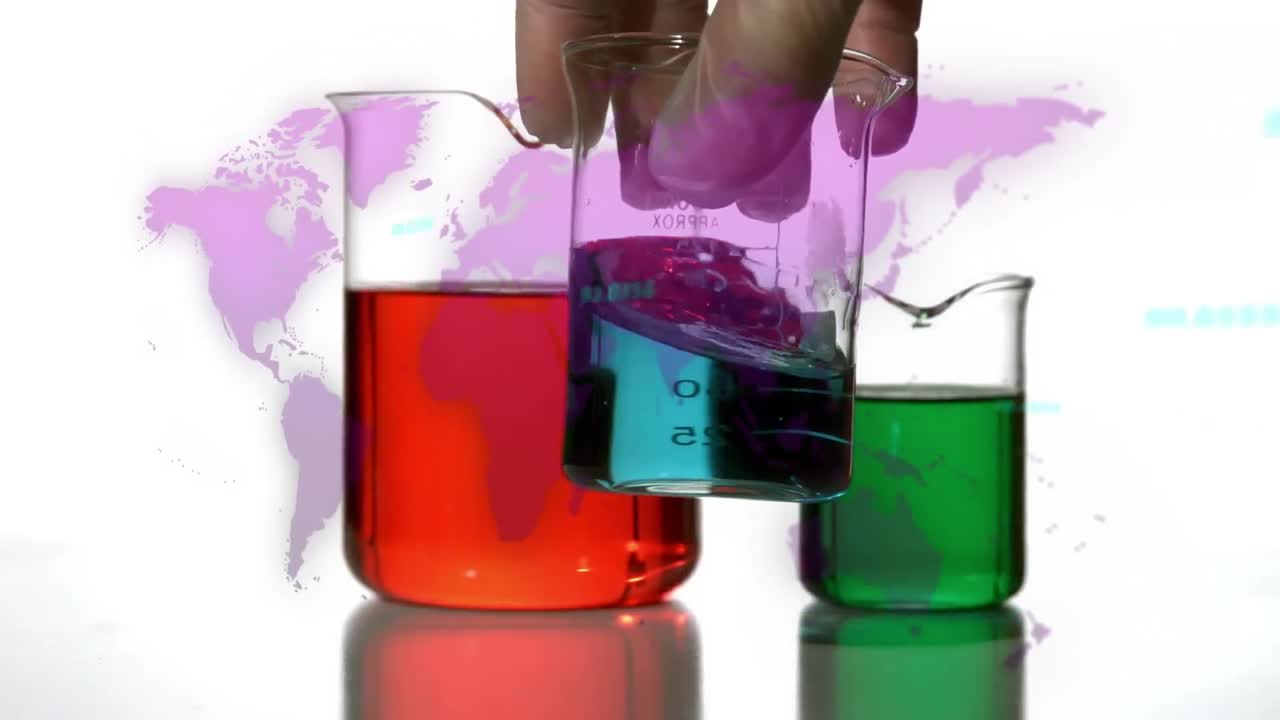 animación del procesamiento de datos sobre el científico mezclando líquido en el vaso