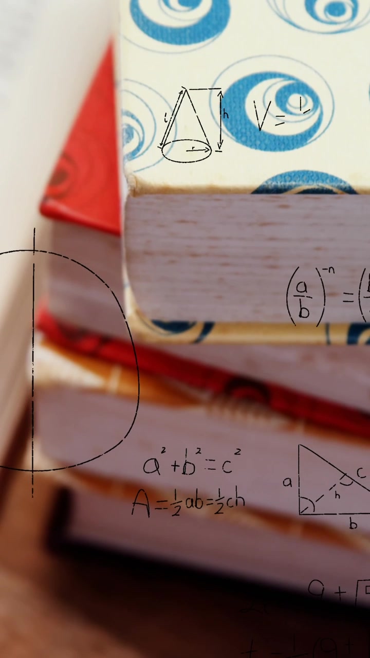 Animazione di una pila di libri sovrapposti a equazioni e formule matematiche.
