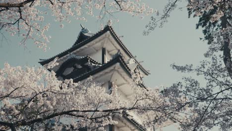 la torre de vigilancia del castillo de kanazawa en ishikawa, japón