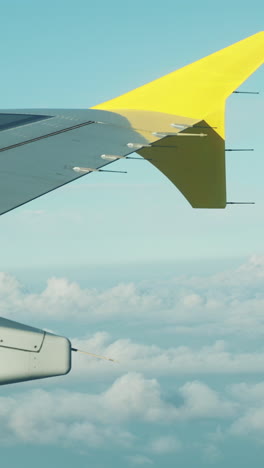 vista desde una ventana de avión del cielo con el ala del avión en el tiro en vertical