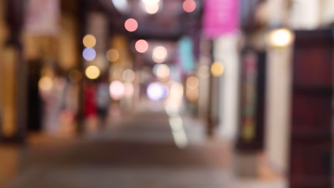 un pasillo borroso con luces bokeh de colores