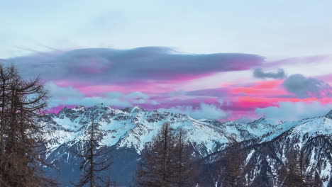 colorido paisaje de nubes al atardecer sobre picos montañosos nevados - lapso de tiempo