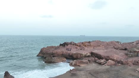 Rocas-Costeras-En-La-Playa-De-Gadani,-Pakistán.-Paso-Elevado-Aéreo