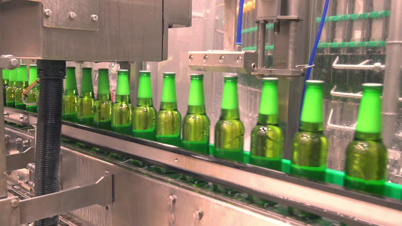 Esteira Verde da Linha de Engarrafamento de Cerveja em Fábrica de Cerveja