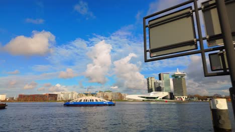 Fähre-Kommt-Vom-NDSM-Zum-Hauptbahnhof-Am-IJ,-Blick-Auf-Den-Fluss-Overhoeks-Noord