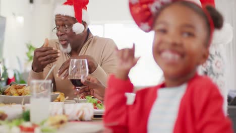 Porträt-Einer-Glücklichen-Afroamerikanischen-Familie-Beim-Weihnachtsessen