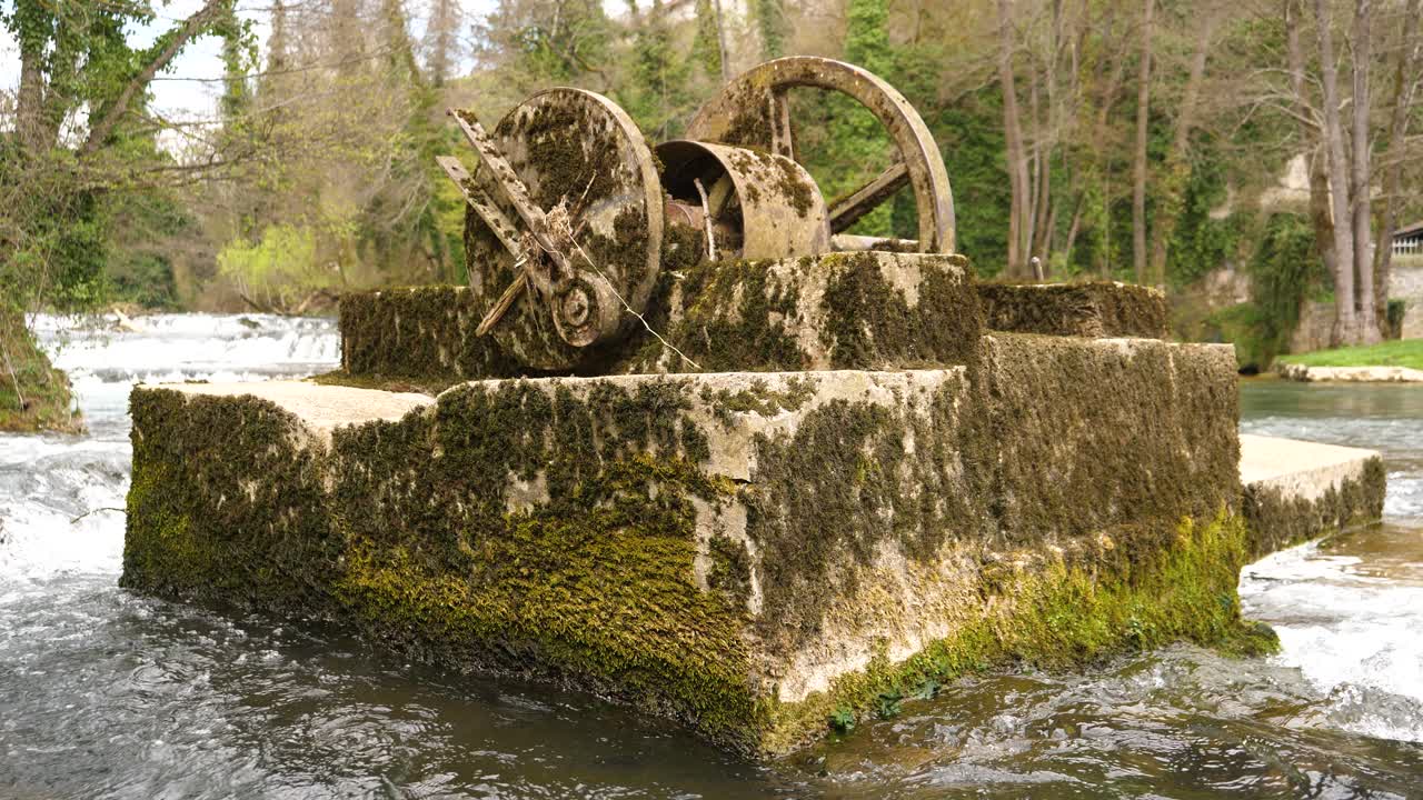 статический снимок остатков старой мельницы на столбе на реке крка