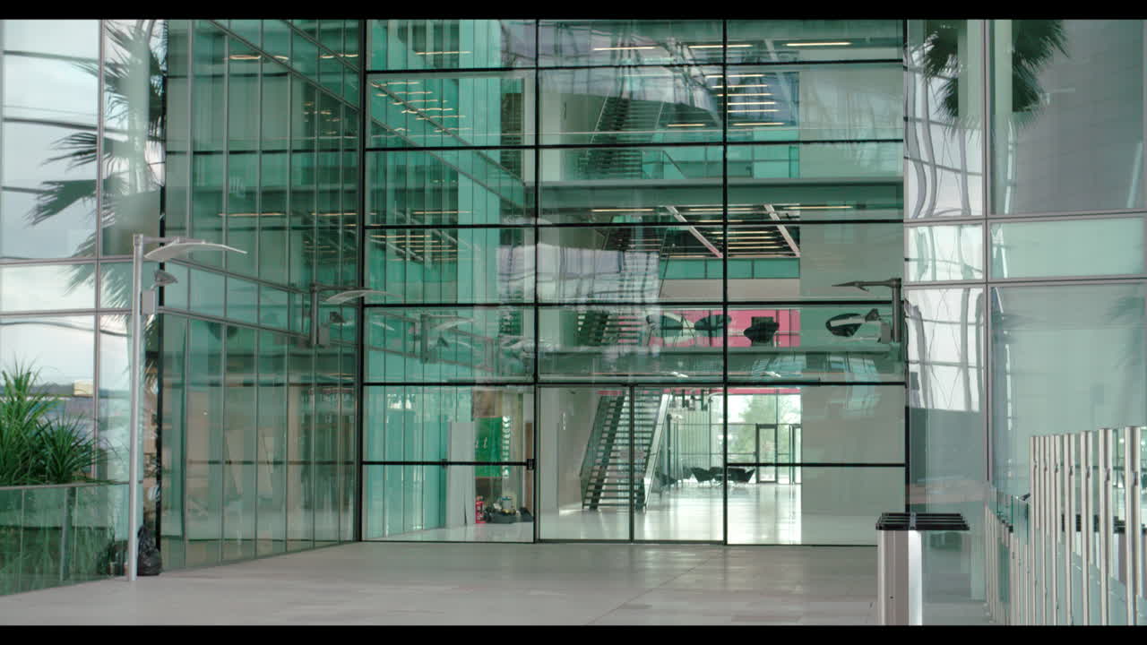 헤드 ⁇ 을 착용한 젊은 남성 콜센터 직원,  ⁇ 으로 보기