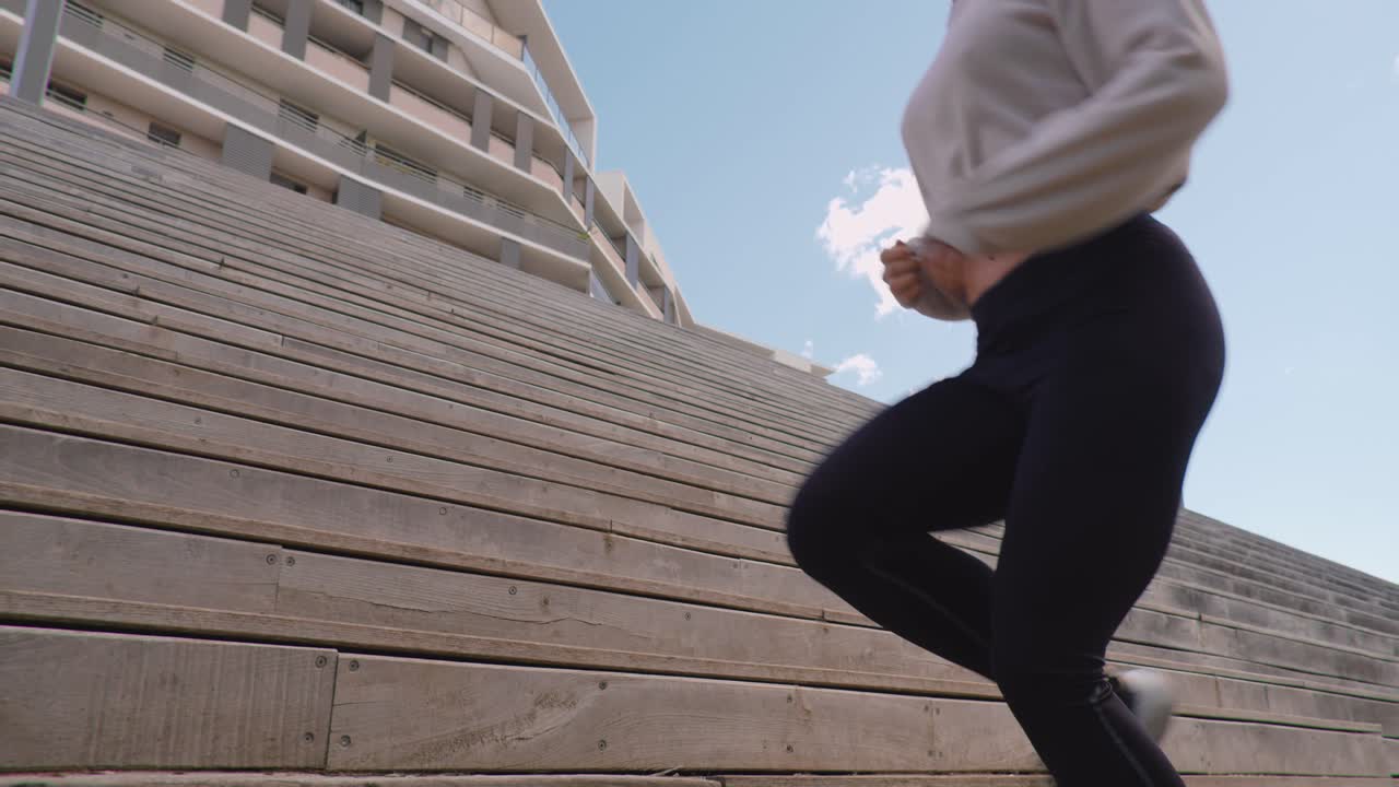 화창한 날 나무 계단을 오르는 여자