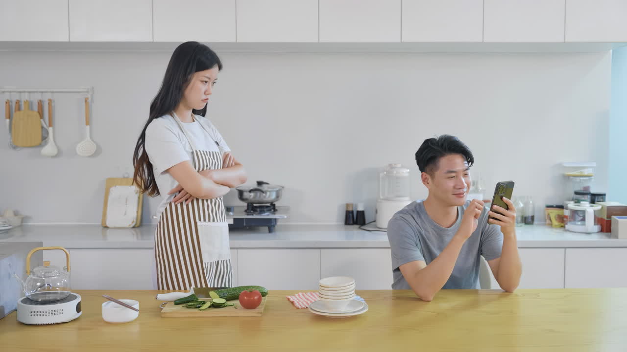 Các vấn đề trong quan hệ gia đình, người chồng lười biếng không giúp vợ làm việc nhà nấu nướng, tiếp tục chơi game online bằng điện thoại di động, người vợ rất tức giận. Gánh nặng tinh thần và bất bình đẳng giới trong gia đình