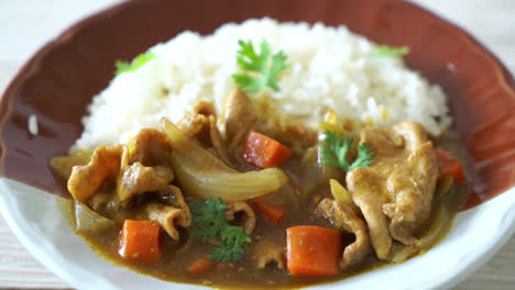 Arroz-Al-Curry-Japonés-Con-Lonchas-De-Cerdo,-Zanahoria-Y-Cebolla