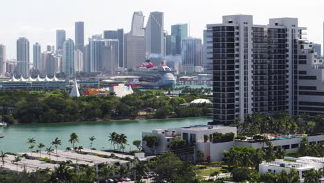 Drone-Inclinándose-Sobre-Islas-Hacia-Un-Crucero-Y-El-Horizonte-De-Miami-En-EE.UU.