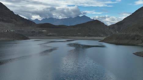 Imágenes-De-Drones-Sobre-El-Lago-Sadpara-En-Skardu,-Pakistán,-Zona-Norte