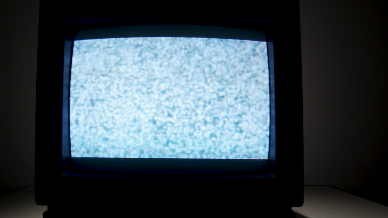 Vecchio televisore analogico con immagine statica.