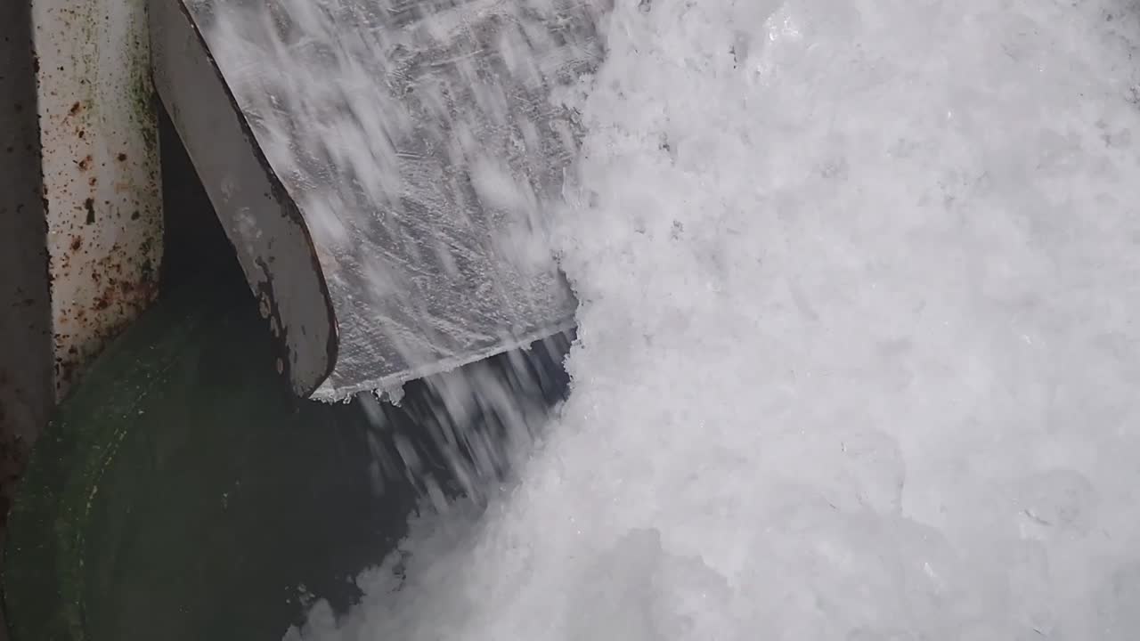 얼음 분쇄기 기계에서 나오는 분쇄된 얼음