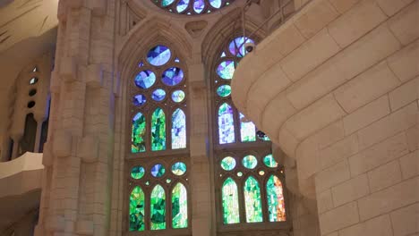 sagrada familia interno inclinato verso il basso finestre blu close up 4k 30fps