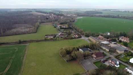 Vista-Aérea-Idílica-Que-Se-Eleva-Sobre-La-Pequeña-Ciudad-De-Nonington,-La-Agricultura,-Los-Asentamientos-Y-Los-Campos