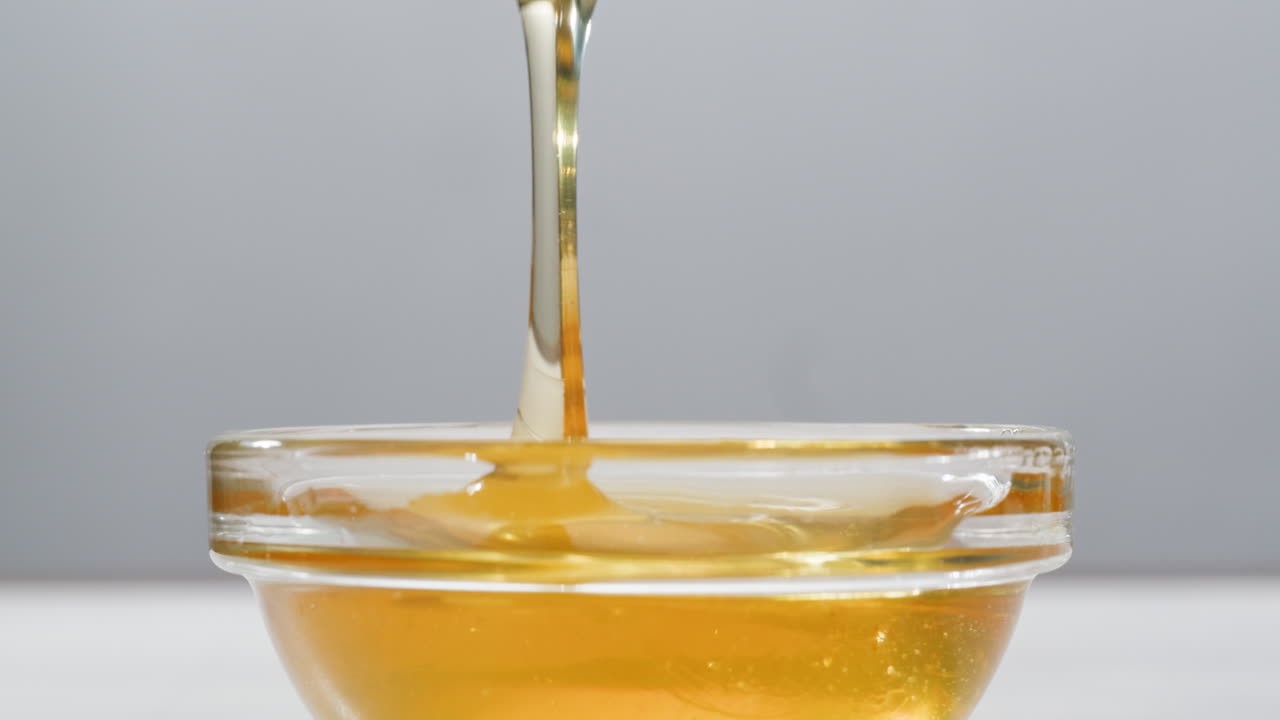 Miele che cola in una ciotola