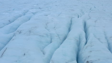 Toma-Aérea-Sobre-Una-Gruesa-Capa-De-Hielo-De-Un-Glaciar