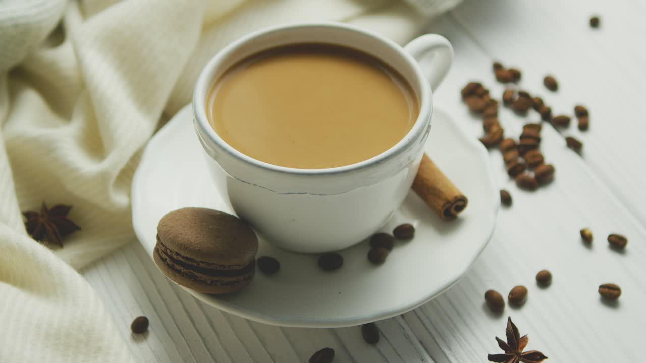 taza de café con galleta y canela