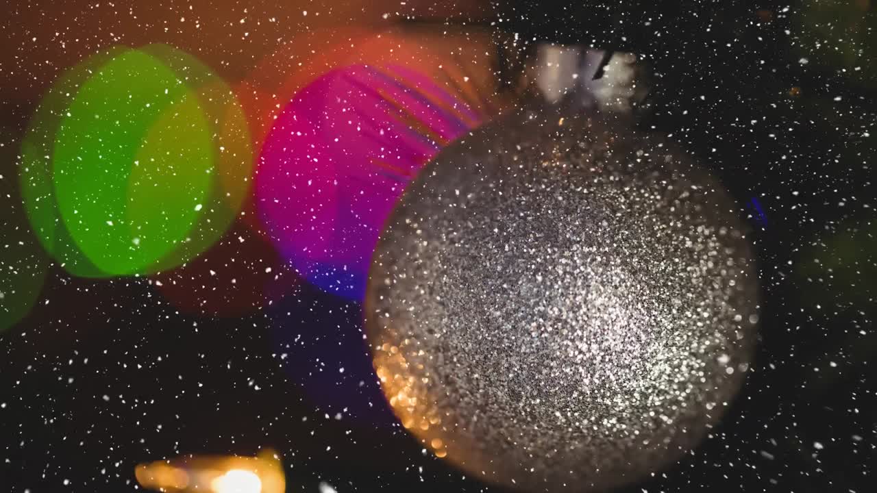 Neve che cade con pallina di Natale