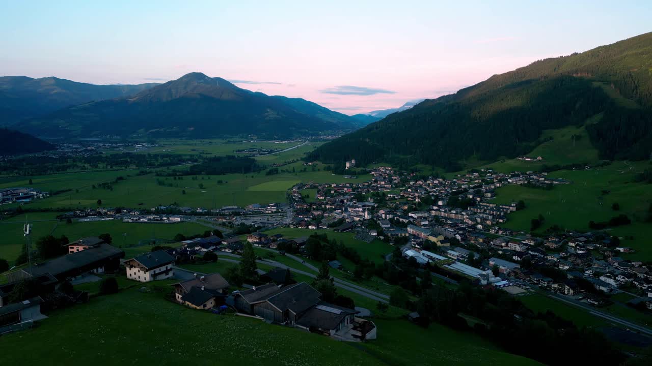 vista de kaprun en austria hacia zell am see durante la puesta de sol