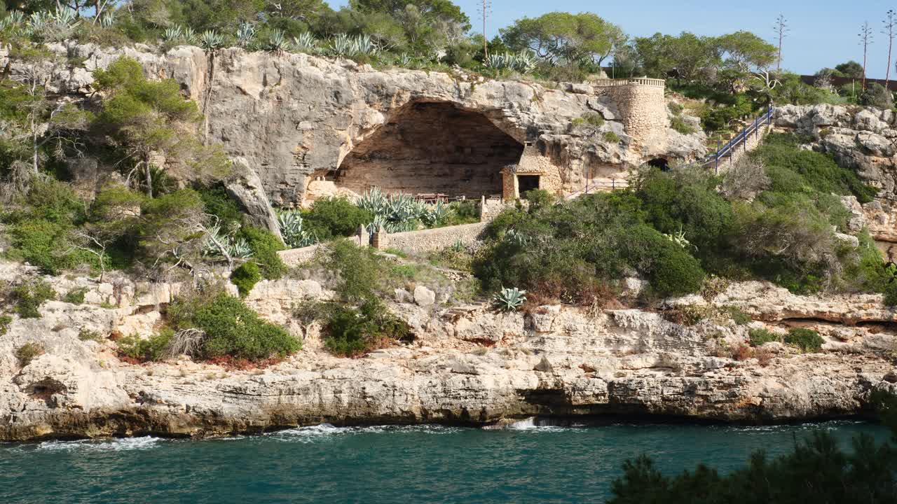 Terrazza in una cavità della scogliera di Cala Figuera, Maiorca, Spagna.