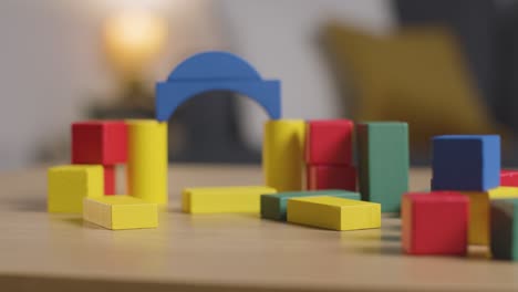 bloques de construcción de madera de colores en la mesa en el hogar para el aprendizaje y el niño diagnosticado con asd 5
