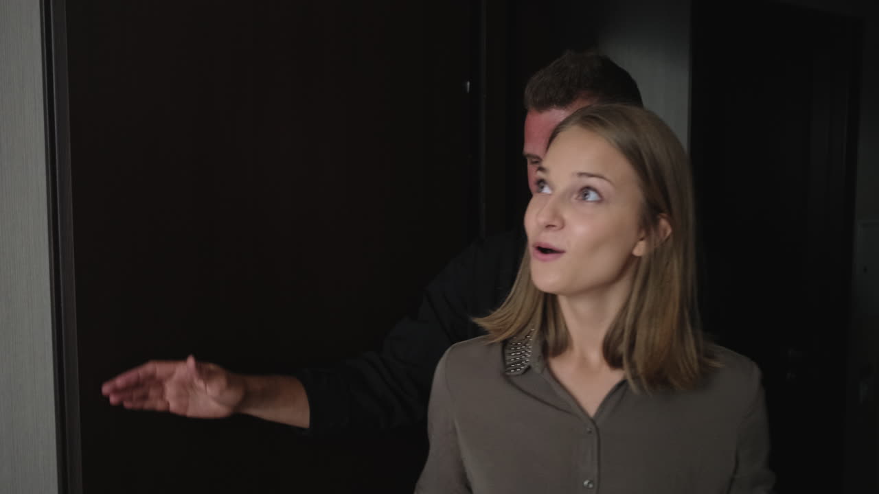 una pareja viendo una casa.