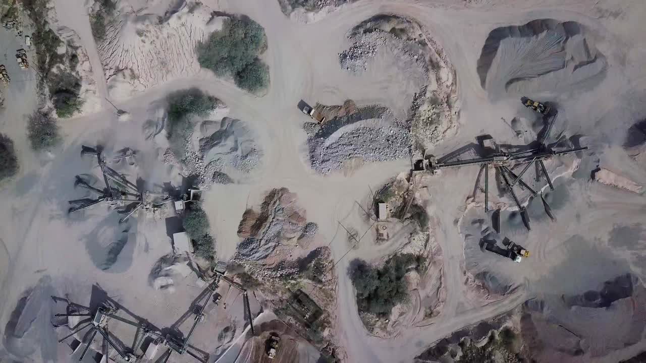 바위 분쇄기, 불도저, 트럭과 함께 자연 환경에서 일광으로 작동하는 석탄 채굴의 공중 사진