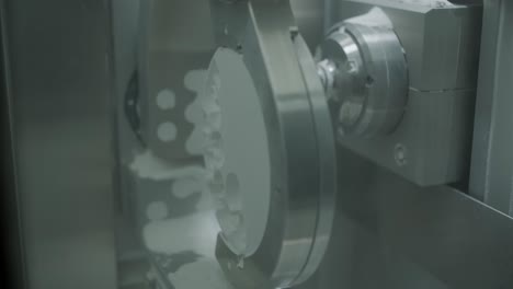 máquina de corte por cnc de coronas de zirconia a partir de circonia sin cocer