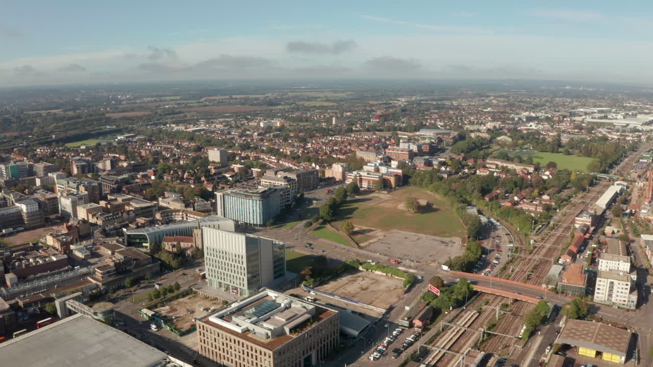 슬로우 기차역을 드러내는 돌리 백 공중 촬영