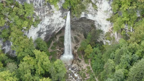 Acercándose-A-La-Cascada-Wildenstein-En-Los-Alpes-Austriacos-Del-Sur-Desde-Lo-Alto,-La-Inclinación-Aérea-Hacia-Abajo-Revela-El-Disparo