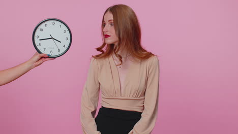 mujer confundida con ansiedad comprobando la hora en el reloj, llegando tarde al trabajo, retrasándose, plazo