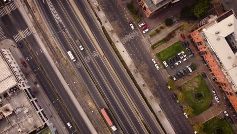 tráfico de camiones de logística industrial en la carretera paseo del bajo buenos aires