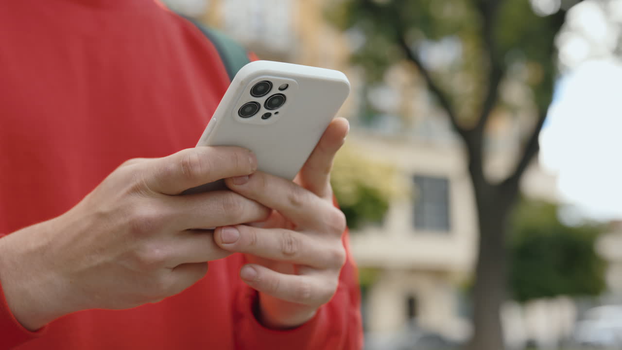 hombre usando teléfono inteligente al aire libre
