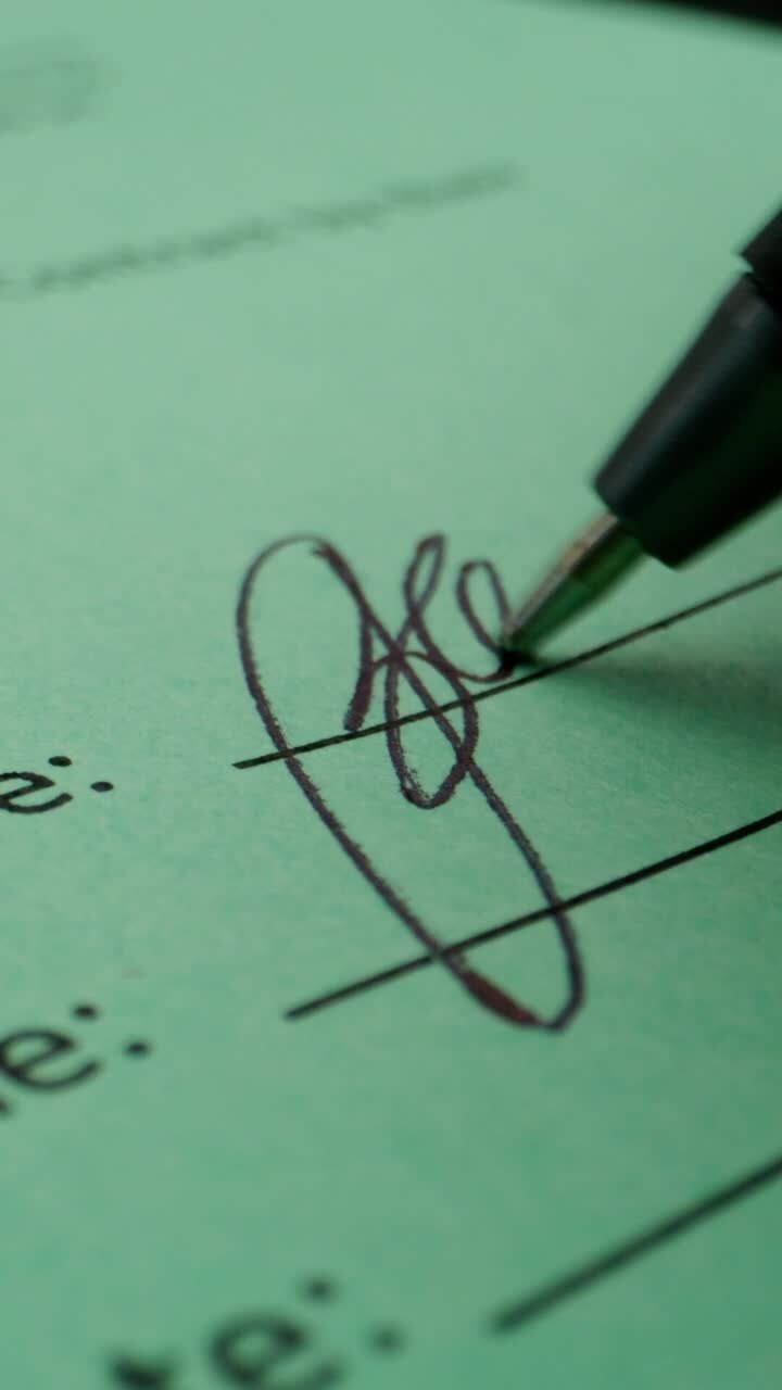 Persona che firma un documento