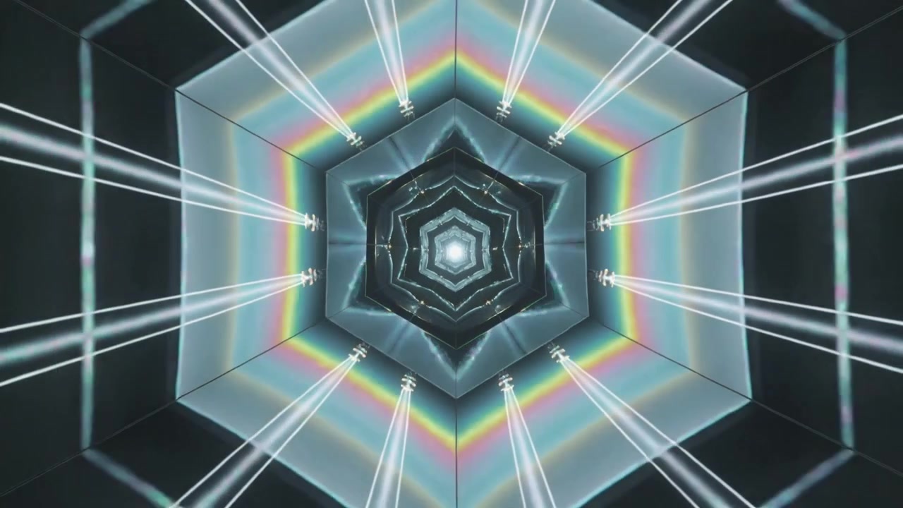 Esagono rotante che pulsa verso un nucleo luminoso in una sequenza di tunnel a specchio, attirando lo sguardo tramite fasci di luce.