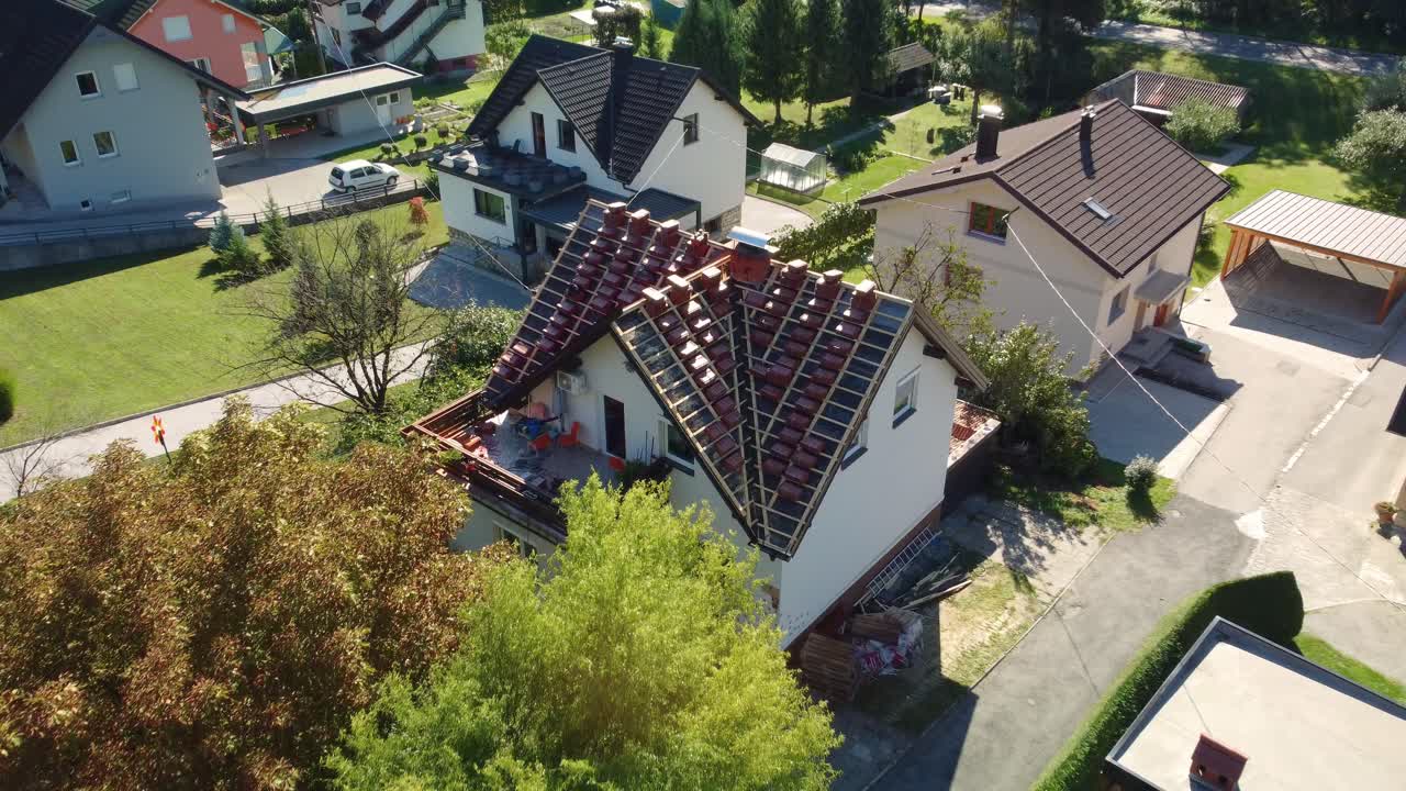Casa preparata per l'intervento di riparazione o sostituzione di tegole danneggiate e da rimpiazzare.